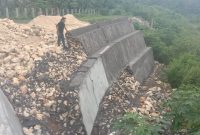 Foto: Proyek Tembok Penahanan Tanah (TPT) yang berada di Desa Benaresep Timur, Kecamatan Lenteng.