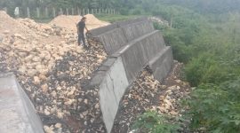 Foto: Proyek Tembok Penahanan Tanah (TPT) yang berada di Desa Benaresep Timur, Kecamatan Lenteng. 