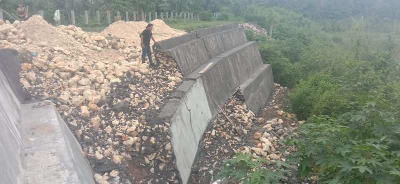 Foto: Proyek Tembok Penahanan Tanah (TPT) yang berada di Desa Benaresep Timur, Kecamatan Lenteng. 