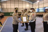 Foto: Kapolres Sumenep AKBP Rahman Wijaya, Saat Memberikan Reward Kepada Anggota Satlantas Polres Sumenep.
