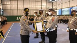 Foto: Kapolres Sumenep AKBP Rahman Wijaya, Saat Memberikan Reward Kepada Anggota Satlantas Polres Sumenep. 