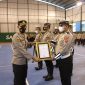 Foto: Kapolres Sumenep AKBP Rahman Wijaya, Saat Memberikan Reward Kepada Anggota Satlantas Polres Sumenep. 