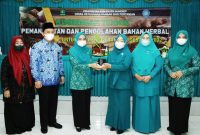 Foto: Dinas Ketahanan Pangan dan Pertanian Kabupaten Sumenep bekerjasama dengan TP-PKK Sumenep dalam acara bimbingan teknis pemanfaatan pengolahan bahan herbal.