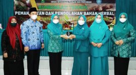 Foto: Dinas Ketahanan Pangan dan Pertanian Kabupaten Sumenep bekerjasama dengan TP-PKK Sumenep dalam acara bimbingan teknis pemanfaatan pengolahan bahan herbal.