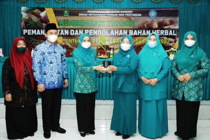 Foto: Dinas Ketahanan Pangan dan Pertanian Kabupaten Sumenep bekerjasama dengan TP-PKK Sumenep dalam acara bimbingan teknis pemanfaatan pengolahan bahan herbal.