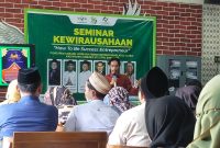 Foto: Fauzi, salah satu pemateri saat memberikan materi kepada peserta seminar yang diadakan LPNU Sumenep.