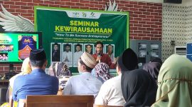 Foto: Fauzi, salah satu pemateri saat memberikan materi kepada peserta seminar yang diadakan LPNU Sumenep. 