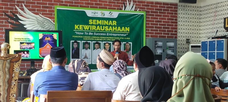 Foto: Fauzi, salah satu pemateri saat memberikan materi kepada peserta seminar yang diadakan LPNU Sumenep. 