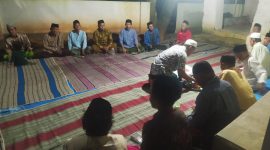 Foto: warga Dusun Nangger, Desa Jambu, Kecamatan Lenteng, Kabupaten Sumenep menggelar acara Rokat Bhumi di dekat buju’ Palanggeren. 