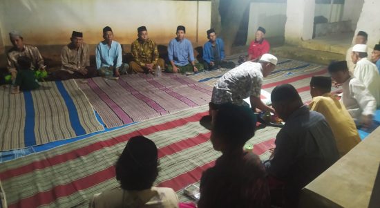Foto: warga Dusun Nangger, Desa Jambu, Kecamatan Lenteng, Kabupaten Sumenep menggelar acara Rokat Bhumi di dekat buju’ Palanggeren.
