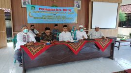 Foto: Suryadi Irawan, Sekcam Lenteng bersama staf Kecamatan Lenteng saat ikuti peringatan isra' mi'raj secara virtual yang diadakan pemkab Sumenep. 