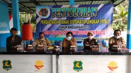 Foto: Nur Fajjriyah, SH. Selaku Jaksa  fungsional pada kejaksaan Negeri Sumenep saat memberikan sosialisasi PTSL di Desa Karang Cempaka, Kecamatan Bluto, Kabupaten Sumenep. 