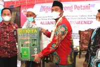 Foto: Bupati Sumenep didampingi Kepala DKPP Kabupaten Sumenep, berikan bantuan kepada petani.