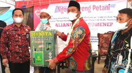 Foto: Bupati Sumenep didampingi Kepala DKPP Kabupaten Sumenep, berikan bantuan kepada petani. 