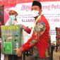 Foto: Bupati Sumenep didampingi Kepala DKPP Kabupaten Sumenep, berikan bantuan kepada petani. 