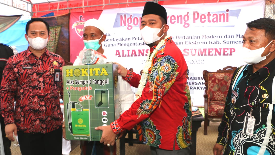 Foto: Bupati Sumenep didampingi Kepala DKPP Kabupaten Sumenep, berikan bantuan kepada petani.