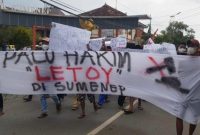 Foto: Aliansi Rakyat Menggugat saat demo pemkab Sumenep sambil membentangkan beberapa poster.