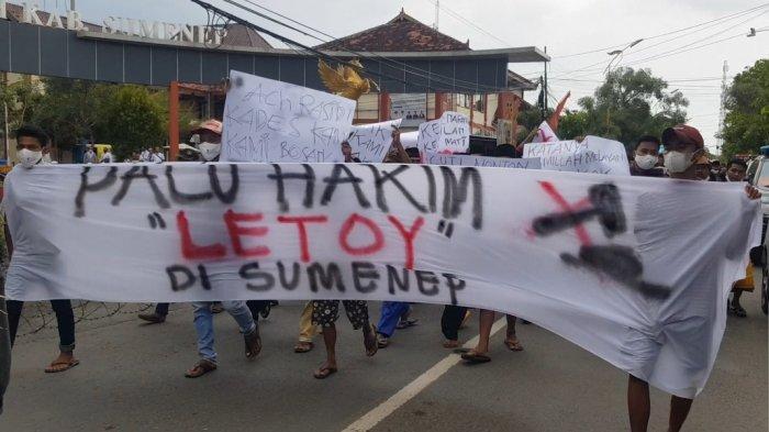 Foto: Aliansi Rakyat Menggugat saat demo pemkab Sumenep sambil membentangkan beberapa poster.