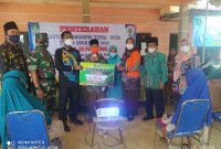 Foto: Pemdes Gunggung, saat menyerahkan BLT-DD secara simbolis kepada KPM