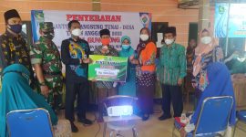 Foto: Pemdes Gunggung, saat menyerahkan BLT-DD secara simbolis kepada KPM