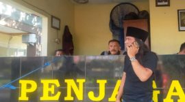 Foto: pelapor saat berada di Polres Sampang