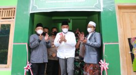 Foto: Bupati Sumenep saat meresmikan Gedung Asrama Baru di Pondok Pesantren (Ponpes) Hidayatul Ulum Utara, Desa Gadu Barat, Kecamatan Ganding 