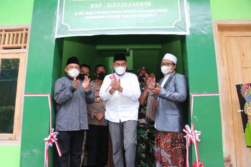 Foto: Bupati Sumenep saat meresmikan Gedung Asrama Baru di Pondok Pesantren (Ponpes) Hidayatul Ulum Utara, Desa Gadu Barat, Kecamatan Ganding 