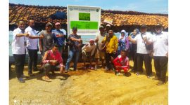 Foto: Imam Daud Kepala Desa Pagar Batu mendampingi utusan KKP saat meresmikan desanya menjadi Kampung perkanan budidaya