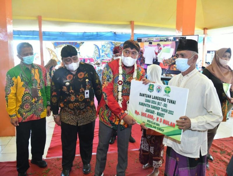 Foto:Bupati Sumenep, Achmad Fauzi, saat memberikan BLT DD kepada KPM didampingi camat lenteng dan pihak Bank BPRS sebagai penyalur