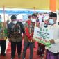 Foto:Bupati Sumenep, Achmad Fauzi, saat memberikan BLT DD kepada KPM didampingi camat lenteng dan pihak Bank BPRS sebagai penyalur