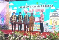 Foto: Kepala Perwakilan BI Jawa Timur Budi Hanoto (kanan), Direktur Teknologi Informasi dan Operasi Bank Jatim Tonny Prasetyo (kiri), dan Bupati Sumenep Achmad Fauzi (tengah) saat meresmikan aplikasi pembayaran SIAP QRIS