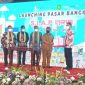 Foto: Kepala Perwakilan BI Jawa Timur Budi Hanoto (kanan), Direktur Teknologi Informasi dan Operasi Bank Jatim Tonny Prasetyo (kiri), dan Bupati Sumenep Achmad Fauzi (tengah) saat meresmikan aplikasi pembayaran SIAP QRIS