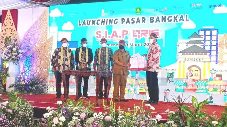 Foto: Kepala Perwakilan BI Jawa Timur Budi Hanoto (kanan), Direktur Teknologi Informasi dan Operasi Bank Jatim Tonny Prasetyo (kiri), dan Bupati Sumenep Achmad Fauzi (tengah) saat meresmikan aplikasi pembayaran SIAP QRIS