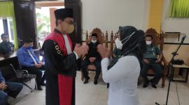 Foto: Ketua Pengadilan Negeri Sumenep, Arie Andhika Adikresna SH M.H. memberikan ucapan selamat kepada Tetri Aini Rosidah, SH yang menjabat juru sita di PN Sumenep