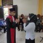 Foto: Ketua Pengadilan Negeri Sumenep, Arie Andhika Adikresna SH M.H. memberikan ucapan selamat kepada Tetri Aini Rosidah, SH yang menjabat juru sita di PN Sumenep