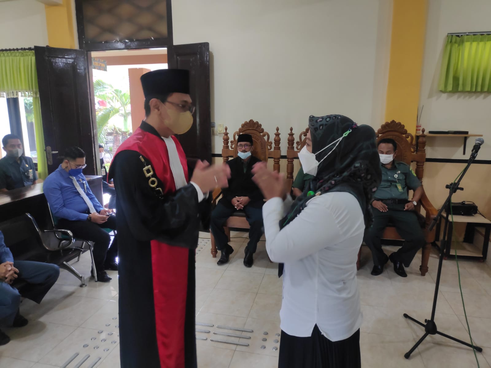 Foto: Ketua Pengadilan Negeri Sumenep, Arie Andhika Adikresna SH M.H. memberikan ucapan selamat kepada Tetri Aini Rosidah, SH yang menjabat juru sita di PN Sumenep