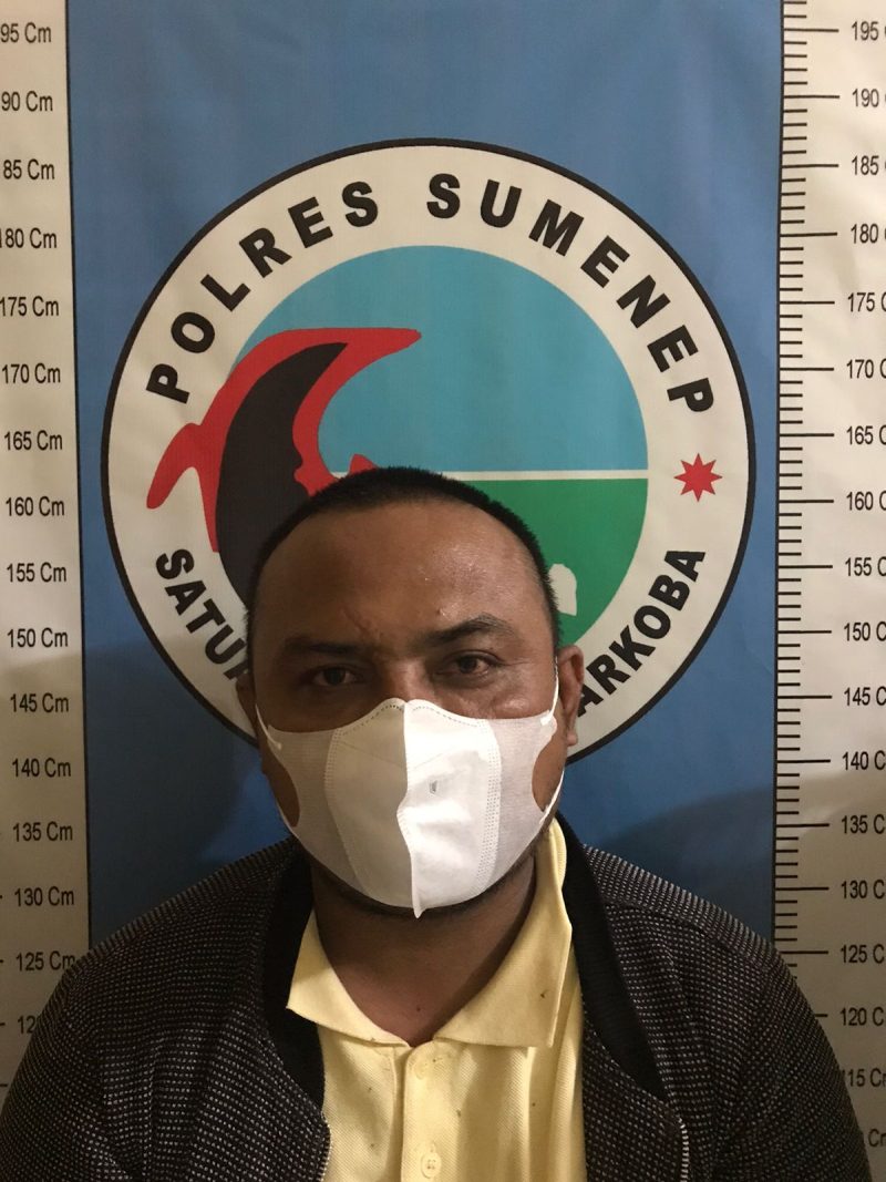 Foto: tersangka JS saat di amankan di mapolres Sumenep