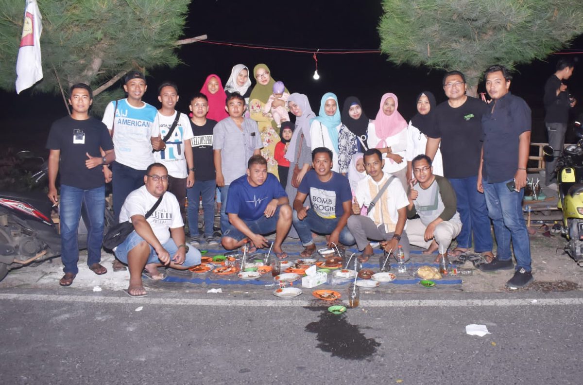 Foto: Para Alumni tahun 2004 SMP Negeri 4 Sumenep saat Bukber di lesehan ikan bakar desa Pabian, Kecamatan Kota Sumenep.