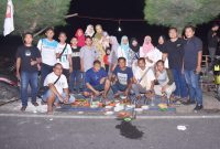 Foto: Para Alumni tahun 2004 SMP Negeri 4 Sumenep saat Bukber di lesehan ikan bakar desa Pabian, Kecamatan Kota Sumenep.