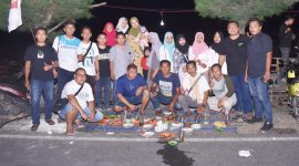 Foto: Para Alumni tahun 2004 SMP Negeri 4 Sumenep saat Bukber di lesehan ikan bakar desa Pabian, Kecamatan Kota Sumenep. 
