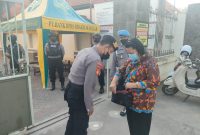 Foto: sterilisasi yang dilakukan oleh polres Sumenep kepada jamaah yang datang.