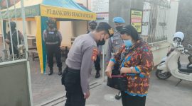 Foto: sterilisasi yang dilakukan oleh polres Sumenep kepada jamaah yang datang. 