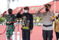 Foto: Bupati Sumenep mendampingi Kapolres Sumenep saat apel Apel Gelar Pasukan OPS "Ketupat Semeru 2022"