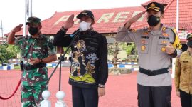Foto: Bupati Sumenep mendampingi Kapolres Sumenep saat apel Apel Gelar Pasukan OPS "Ketupat Semeru 2022" 