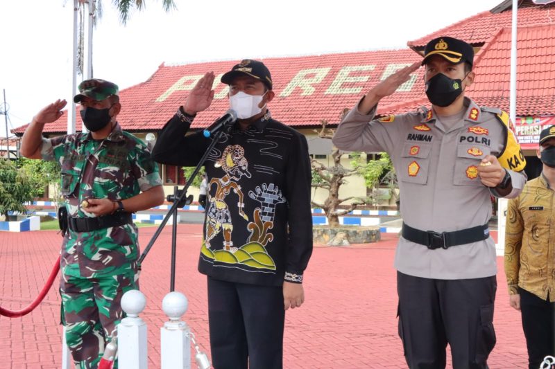 Foto: Bupati Sumenep mendampingi Kapolres Sumenep saat apel Apel Gelar Pasukan OPS 