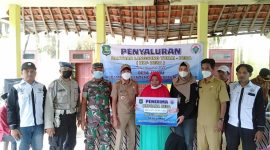 Foto: Salah Satu KPM saat menerima BLT-DD dari Pemdes Jambu