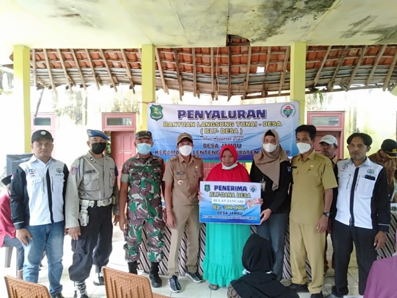 Foto: Salah Satu KPM saat menerima BLT-DD dari Pemdes Jambu