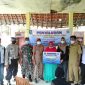 Foto: Salah Satu KPM saat menerima BLT-DD dari Pemdes Jambu