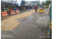 Foto: terlihat pekerja tambal sulam mengerjakan jalan rusak di Pintu masuk pasar anum sebelah barat
