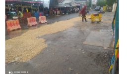 Foto: terlihat pekerja tambal sulam mengerjakan jalan rusak di Pintu masuk pasar anum sebelah  barat 